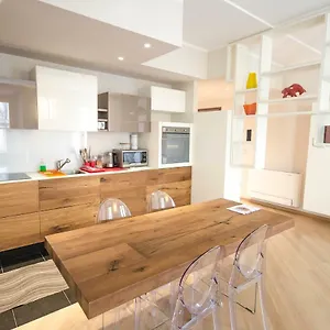 Luxury 65mq Under The Two Towers Apartment